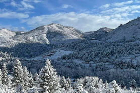 Beautiful snow covered mountain range under a blue sky in the Pikes Peak region near Green Mountain Falls Vacation Rentals in Green Mountain Falls, Colorado.